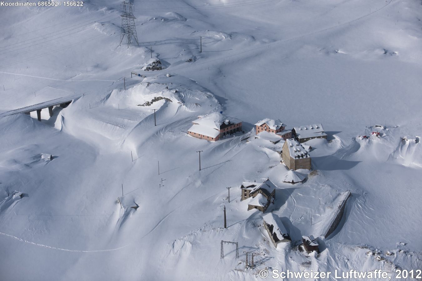 Gotthard Hospiz , Blick gegen NW. Bildmitte: Alte Sust mit Restaurant und Gotthardmuseum; Ristaurante Monte Prosa, daneben: Gruppenunterkünfte; Gebäude mit hohem Dach: Il vecchio Ospizio (restauriert von Miller & Maranta, 2008-2010); vorne: Altes Hospiz mit Personalunterkünften.